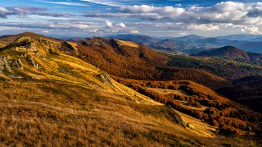 Renkli sonbahar dağ manzarası, Bieszczady Dağları, Karpatlar, Polonya.