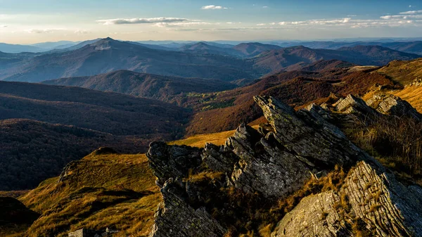 Renkli sonbahar dağ manzarası, Bieszczady Dağları, Karpatlar, Polonya.