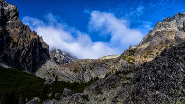 Küçük Soğuk Vadi 'de kaya oluşumları, Tatra Ulusal Parkı, Slovakya.