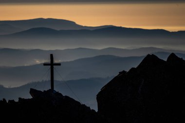 Dağın tepesinde Katolik haçı. Mt. Solisko, Tatra Dağları, Slovakya.