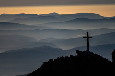 Dağın tepesinde Katolik haçı. Mt. Solisko, Tatra Dağları, Slovakya.