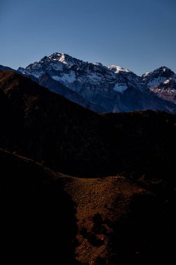 Fas 'taki Yüksek Atlas Dağları' nın manzarası. Toubkal Dağı, Tubkal, Jebel Toubkal. Atlas Dağları 'nın ve Kuzey Afrika' nın en yüksek zirvesi..