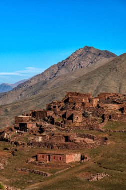 Yüksek Atlas Dağları 'nın manzarası. Fas 'ın Oukaimeden köyündeki eski bir kasbah..