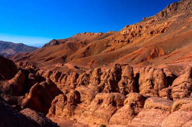 Dades Gorges, Boumalne Dades, Fas civarındaki çöl dağları manzarası.
