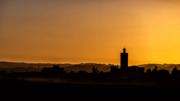 Silueta Typické Arabské Vesnice Mešitou Minaret Při Západu Slunce Ksar — Stock fotografie
