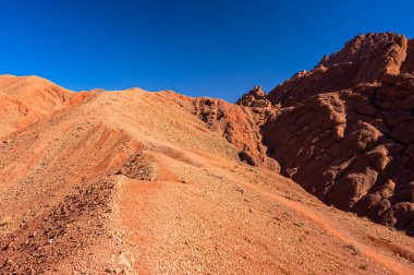 Dades Gorges, Boumalne Dades, Fas civarındaki çöl dağları manzarası.