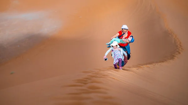 Une Mère Avec Deux Enfants Escalade Une Énorme Dune Dans — Photo