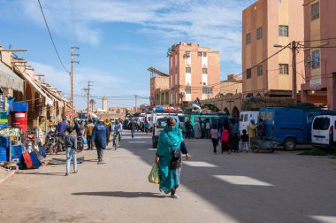 Rissani, Errachidia Eyaleti, Fas - 24 Kasım 2022: Tipik bir Arap sokak pazarında satıcılar ve alıcılar.