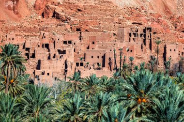 Tinghir kenti yakınlarındaki Antik Kasbah Atlas Dağları 'ndaki Todra Nehri üzerinde güzel bir vaha..