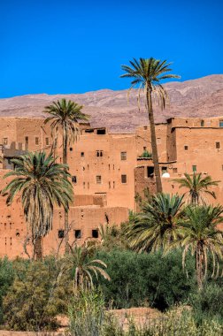 Tinghir kenti yakınlarındaki Antik Kasbah Atlas Dağları 'ndaki Todra Nehri üzerinde güzel bir vaha..