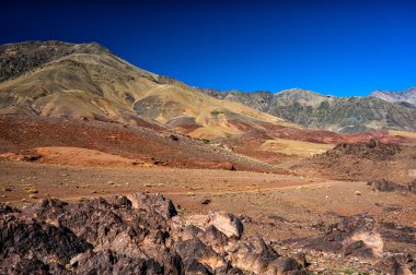 Fas 'taki Yüksek Atlas Dağları' nın renkli manzarası.