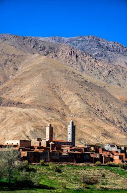 Fas 'ın Atlas Dağları' ndaki tipik küçük bir köy manzarası. Tagadirte Köyü.