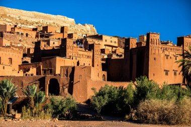 Ait Benhaddou, Ouarzazate, Fas - 28 Kasım 2022: Geleneksel Fas kaşbah Ait Benhaddou manzarası.