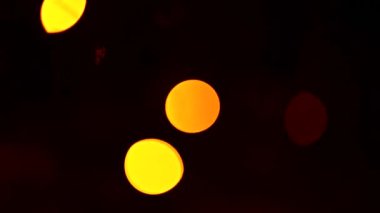 Arka plan odaklanmamış renkli ışıklarla dolu. Bulanık ışıklar ve noel ağacı lekeleri.