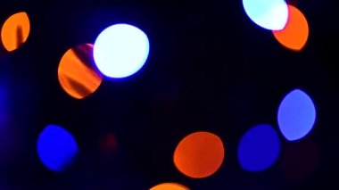Arka plan odaklanmamış renkli ışıklarla dolu. Bulanık ışıklar ve noel ağacı lekeleri.