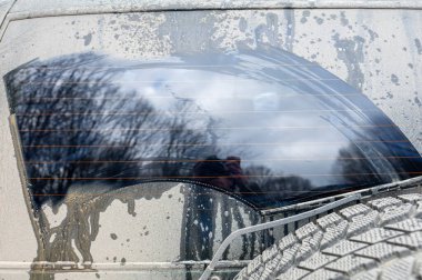 Kirli arabanın arka camı. Macera geçmişi. Kirli off-road arabasının ayrıntıları