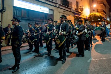 Ronda, Malaga Eyaleti, İspanya - 2 Nisan 2023: Halk Semana Noel Baba 'yı şehir caddesinde kutluyor.