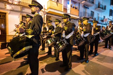 Ronda, Malaga Eyaleti, İspanya - 2 Nisan 2023: Halk Semana Noel Baba 'yı şehir caddesinde kutluyor.