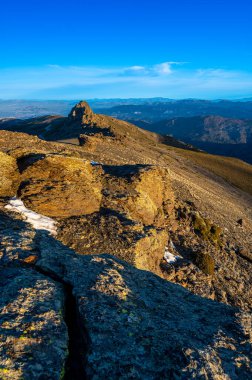 Güneşli bir sabahta San Francisco Kayalıkları. Sierra Nevada sıradağları, İspanya.