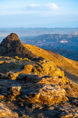 Güneşli bir sabahta San Francisco Kayalıkları. Sierra Nevada sıradağları, İspanya.