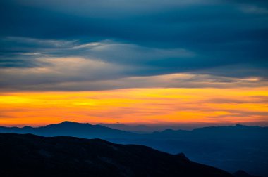 Sierra Nevada sıradağlarından gün batımı manzarası, İspanya.