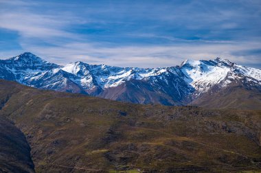Sierra Nevada sıradağlarının manzarası, İspanya.