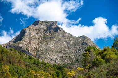 Güney İspanya 'nın güzel bir tatil yeri. Sierra de Tejeda, Almijara ve Alhama Dağları