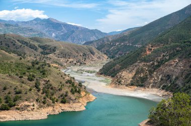 Kurallar Barajı 'nın manzarası. Velez de Benaudalla, Granada ili, Endülüs, İspanya.