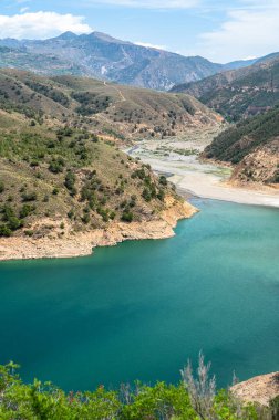 Kurallar Barajı 'nın manzarası. Velez de Benaudalla, Granada ili, Endülüs, İspanya.