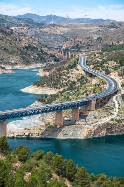 Rezervuar ve A-44 yolunun manzarası. Velez de Benaudalla, Granada ili, Endülüs, İspanya.