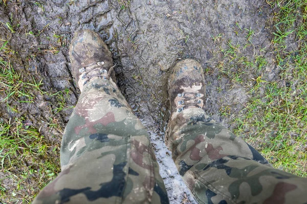 泥巴演习后士兵的战术靴 — 图库照片
