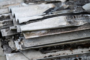 Eski bir çatıdan alınmış bir asbest yığını. Zararlı atık imhaya hazır..