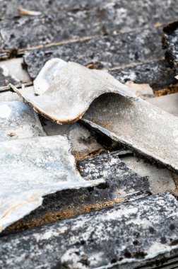 Eski bir çatıdan alınmış bir asbest yığını. Zararlı atık imhaya hazır..