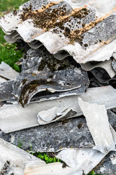 古い屋根から除去アスベストスの山 廃棄物の処理のための危険 ロイヤリティフリーのストック画像