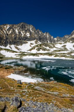 Batizovske 'nin Batizovska Vadisi' ndeki savunması. Tatra Dağları 'nın bahar manzarası, Slovakya