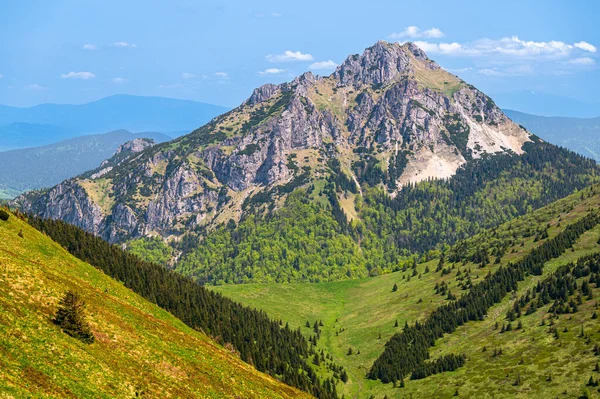 ヴェルキー ロズテック山 マラFatra スロバキアのカラフルな春の山の風景 — ストック写真