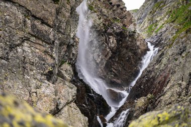 Velka Zmarzla Vadisi 'nde bir şelale. Tatra Ulusal Parkı, Slovakya.