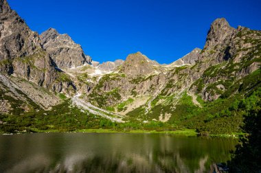 Zelene Pleso civarındaki High Tatras 'ın yaz manzarası. Tatra Ulusal Parkı, Slovakya.