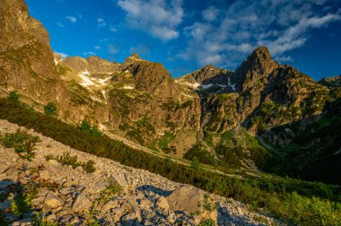 Zelene Pleso civarındaki High Tatras 'ın yaz manzarası. Tatra Ulusal Parkı, Slovakya.