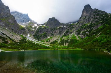 Zelene Pleso 'nun bulutlu manzarası. Tatra Ulusal Parkı, Slovakya.
