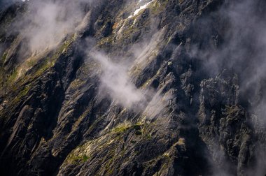 High Tatras 'ın sıradışı bir dağ manzarası. Lomnicka Geçidi 'nden bir manzara.