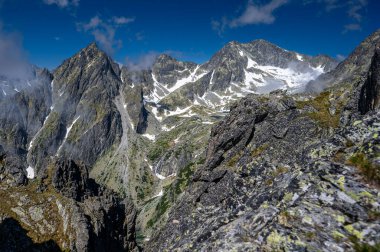 High Tatras 'ın sıradışı bir dağ manzarası. Lomnicka Geçidi 'nden Little Cold Valley' e bir manzara. Mala Öğrencisi Dolina, Slovakya.