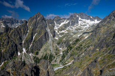 High Tatras 'ın sıradışı bir dağ manzarası. Lomnicka Geçidi 'nden Little Cold Valley' e bir manzara. Mala Öğrencisi Dolina, Slovakya.
