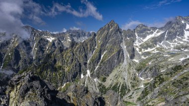 High Tatras 'ın sıradışı bir dağ manzarası. Lomnicka Geçidi 'nden Little Cold Valley' e bir manzara. Mala Öğrencisi Dolina, Slovakya.