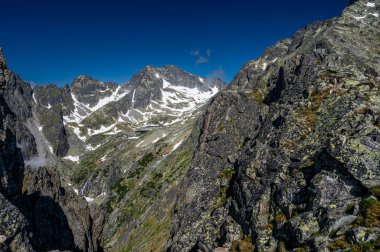 High Tatras 'ın sıradışı bir dağ manzarası. Lomnicka Geçidi 'nden Little Cold Valley' e bir manzara. Mala Öğrencisi Dolina, Slovakya.