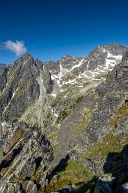 High Tatras 'ın sıradışı bir dağ manzarası. Lomnicka Geçidi 'nden Little Cold Valley' e bir manzara. Mala Öğrencisi Dolina, Slovakya.