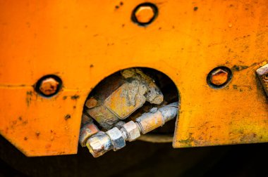 Eski tarz otantik endüstriyel arka plan. Eski bir yol silindirinin kirli bir kısmına yakın plan. Turuncu renkli metal.