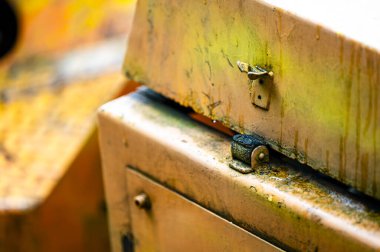 Eski tarz otantik endüstriyel arka plan. Eski bir yol silindirinin kirli bir kısmına yakın plan. Turuncu renkli metal.