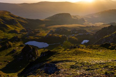 Doğan güneşli dağ manzarası. Fotokopi alanı olan karanlık bir arkaplan. Parang Dağları, Romanya.
