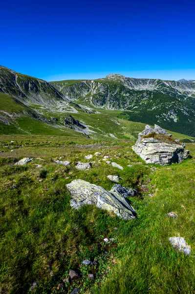 Día Verano Paisaje Montaña Montañas Rocosas Verdes Cielo Azul Monte —  Fotos de Stock